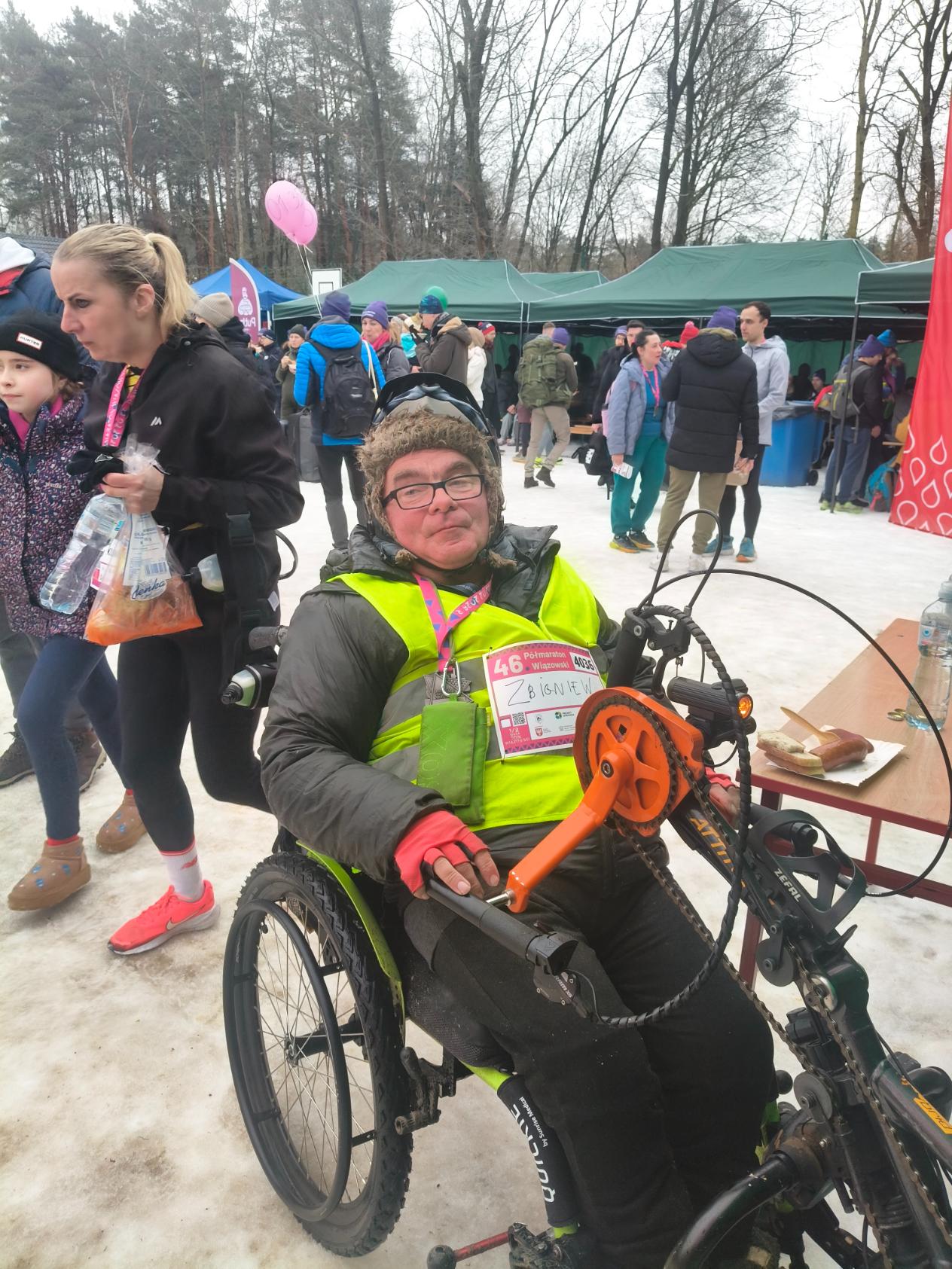 Zdjęcie do wpisu: Już po 46. Półmaratonie Wiązowskim! Na mecie czekała na nas gorąca kiełbaska z grilla, kawa, ciasto i pyszna zupa – do wyboru, do koloru. Każdy zawodnik, który ukończył bieg, otrzymał ciepły posiłek w ramach pakietu. Wszystko to na terenie obok Szkoły Pod